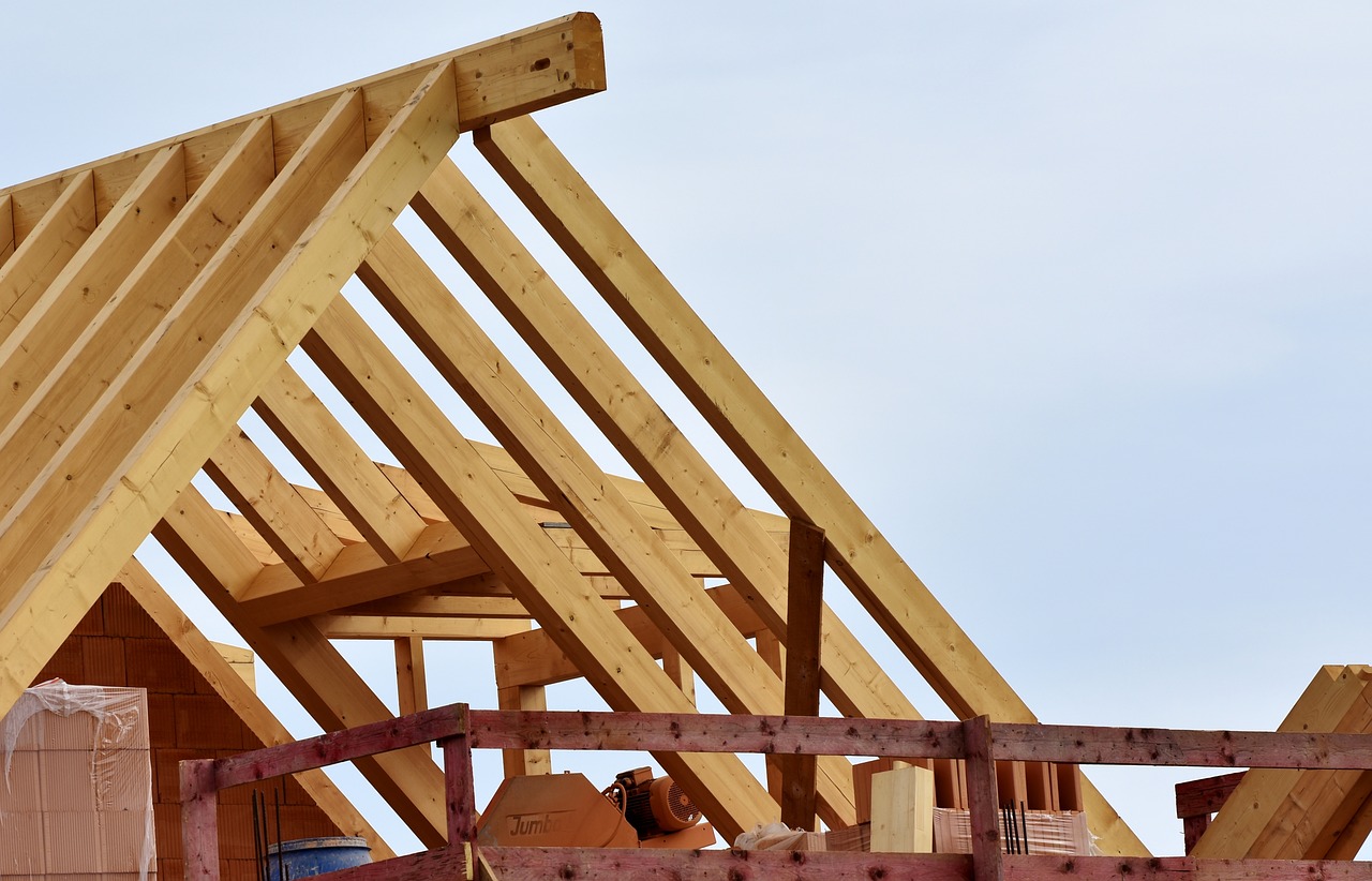 Docieplanie dachu – inwestycja w niższe rachunki